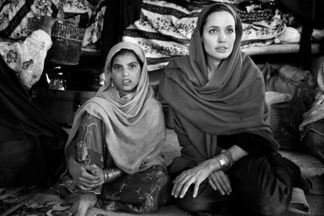 آنجلينا جولي در كمپي در افغانستان