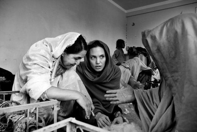 آنجلينا جولي در كمپي در افغانستان